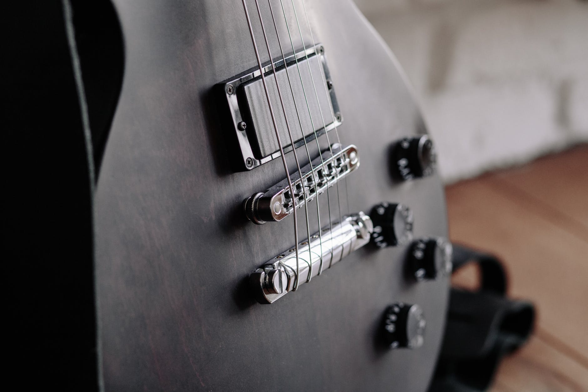 close up photo of black electric guitar