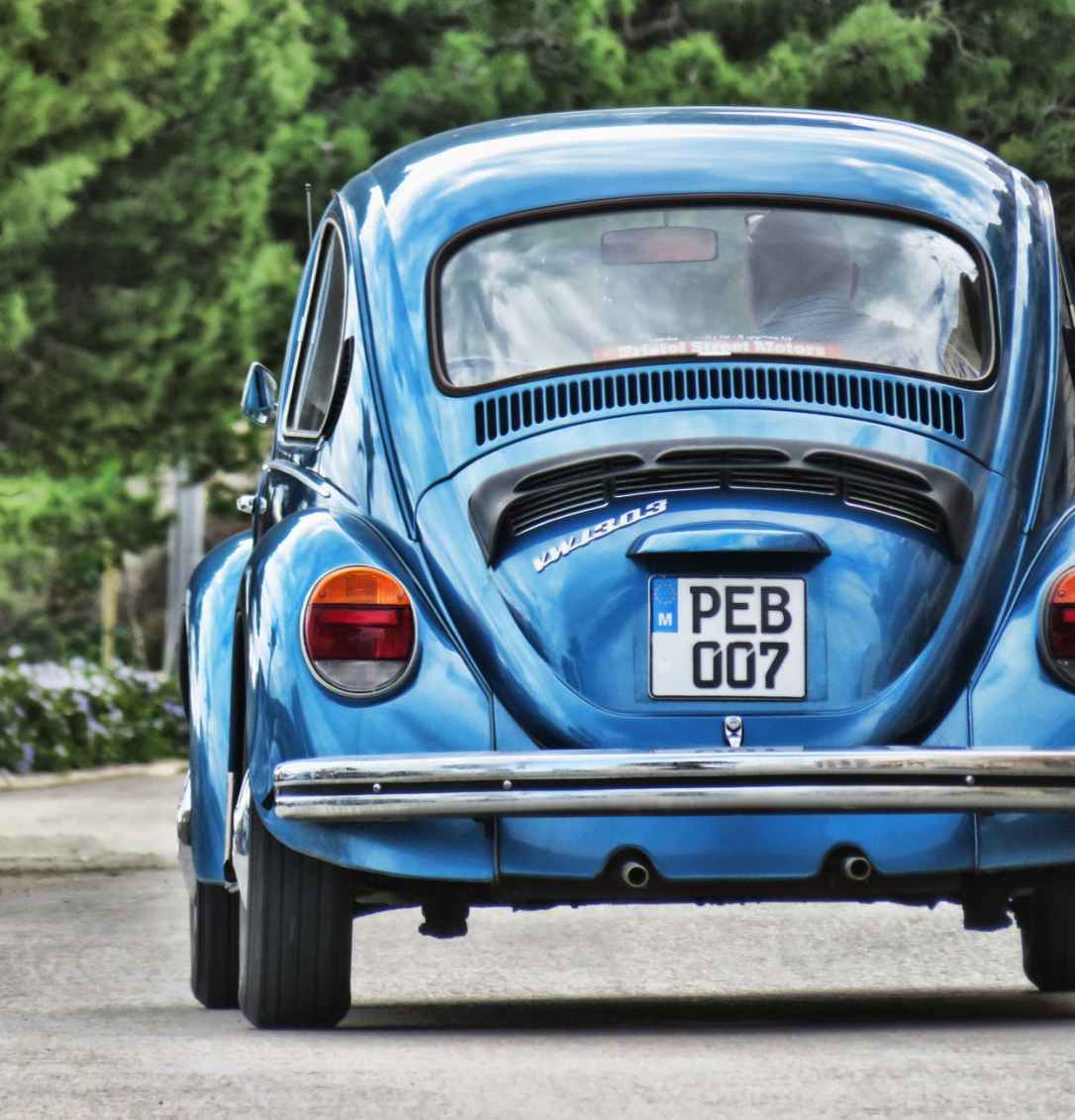 blue volkswagen beetle