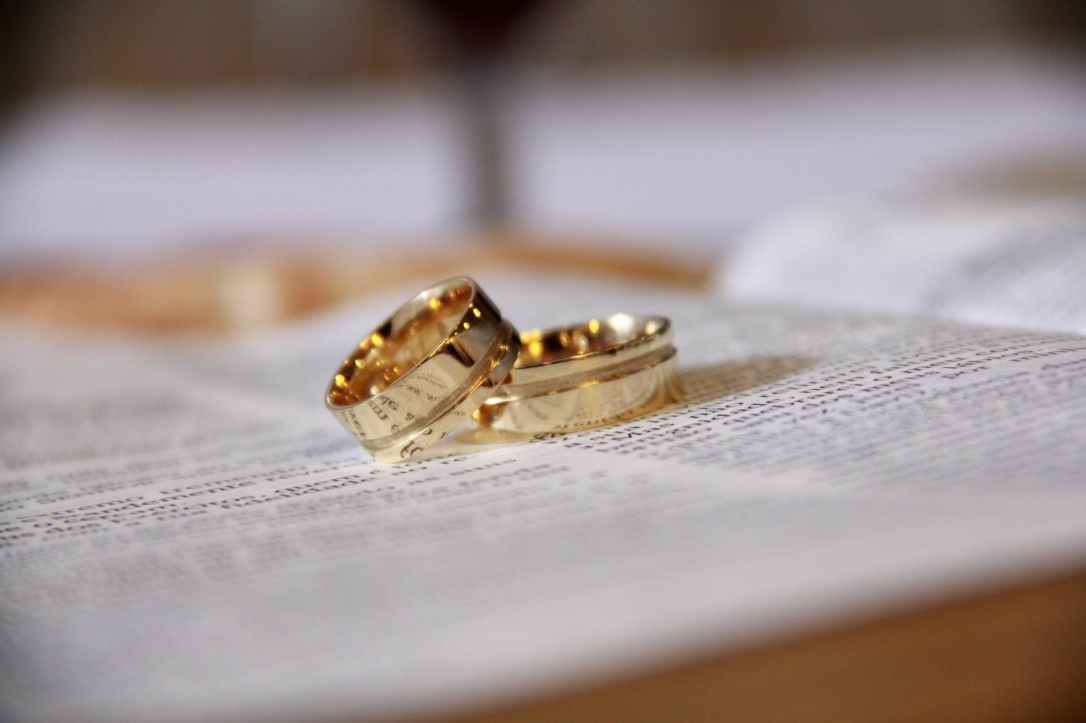 gold wedding bands